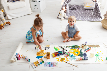 zwei kinder am malen und spielen