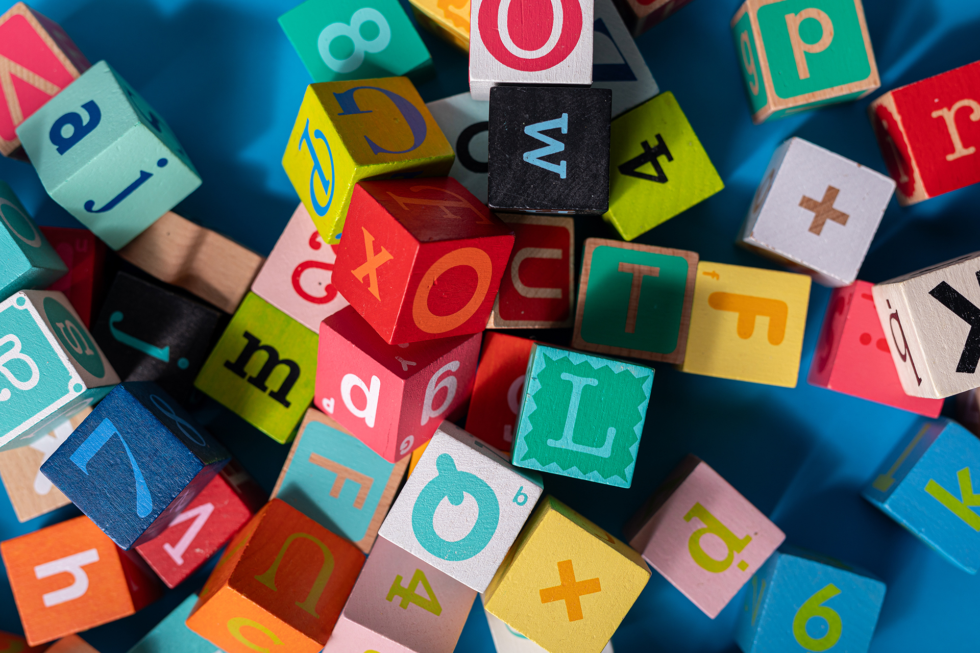 Viele bunte Würfeln mit Buchstaben auf den Seiten.