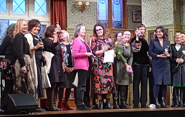 Verena Kauer und die anderen Gewinnerinnen des Josefstädter Frauenpreises „Therese“ werden auf der Bühne geehrt.