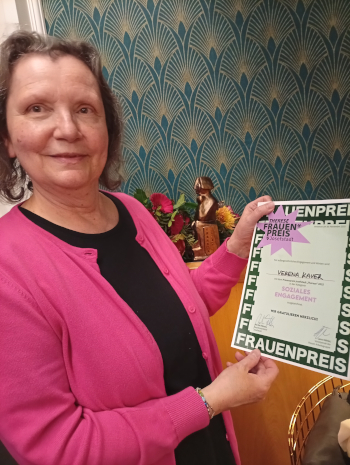 Verena Kauer hält die gedruckte Urkunde in die Kamera