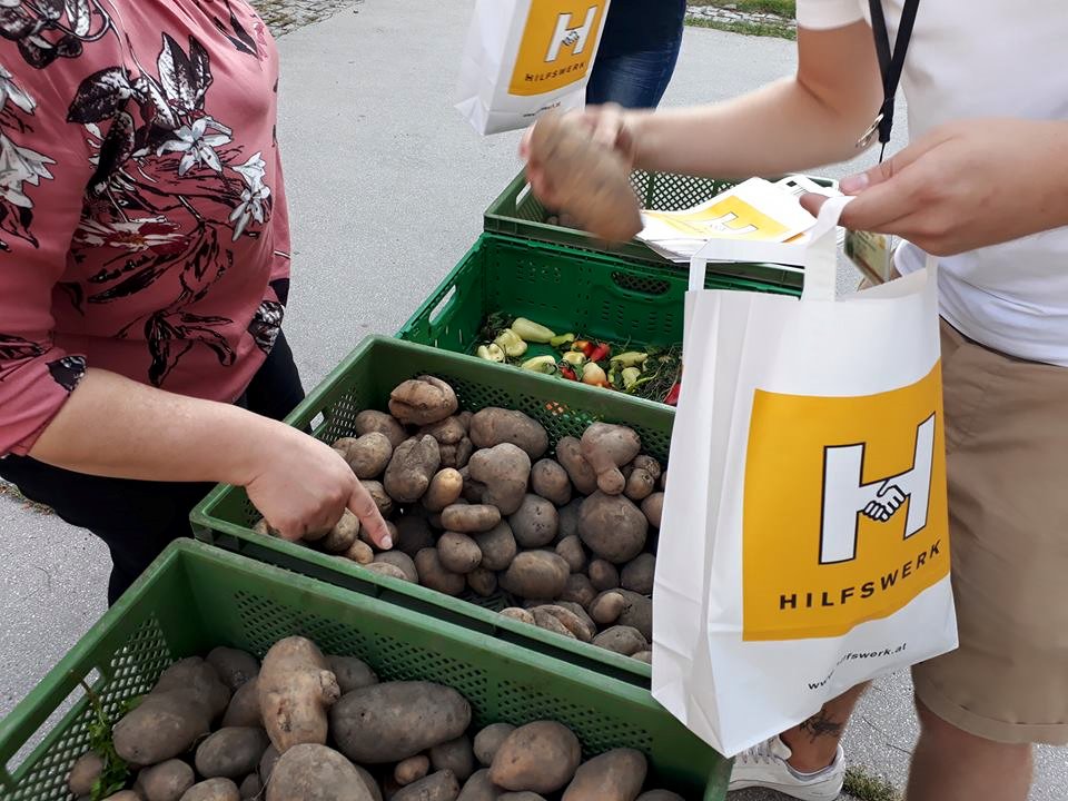 Ausgabe von gespendeten Bio-Produkten des Biohofs ADAMAH.