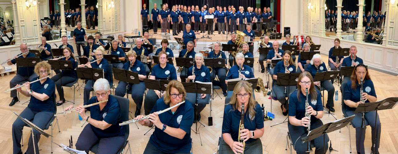 Die American Music Abroad New Horizons Tour spielt in einem Konzertsaal.