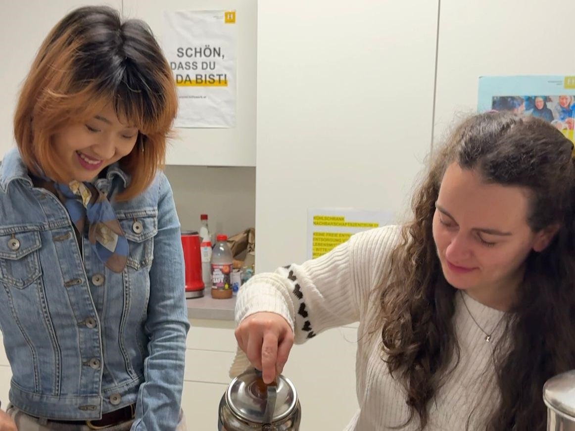 Mary serviert Tee im Sprachencafé