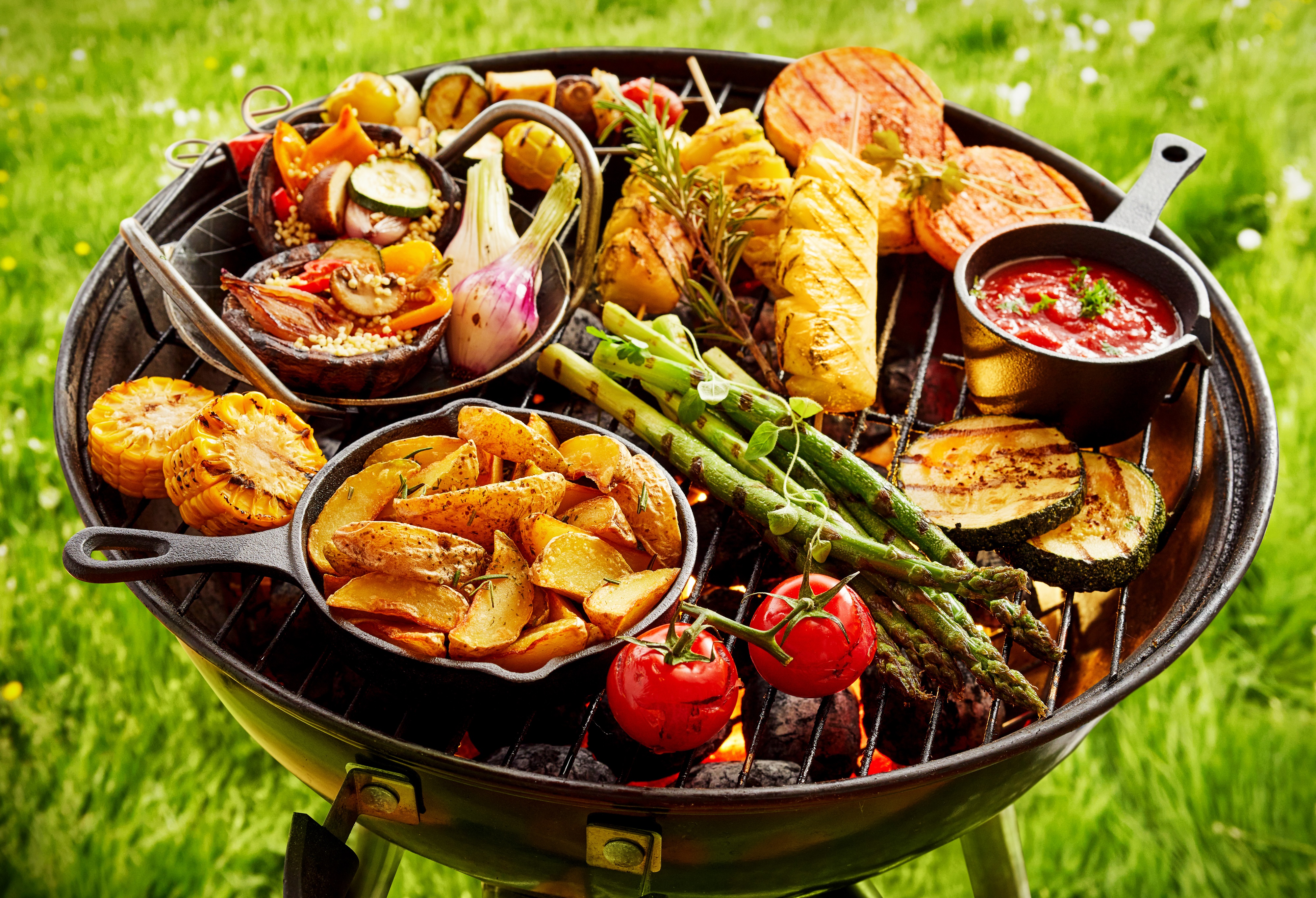 Ein Grill voller Essen in einem Garten.