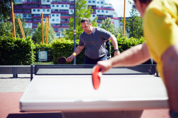 2 Männer spielen miteinander Tischtennis 