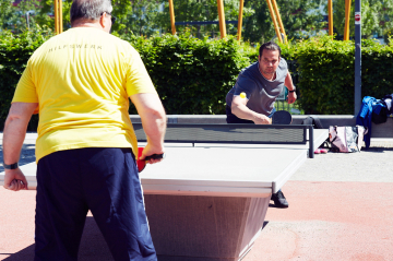 Zwei Männer spielen Tischtennis im Park