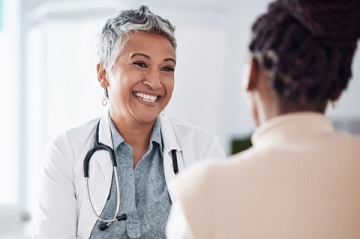 Eine Ärztin bespricht mit einer Patientin die Befunde.