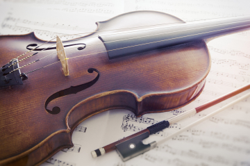 Eine Violine und Notenblätter