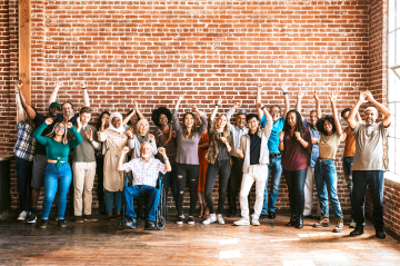 Eine Gruppe Menschen freut sich mit Händen in der Luft