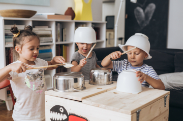 Kinder trommeln auf Küchengeschirr