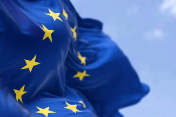 EU-Flagge weht im Wind
