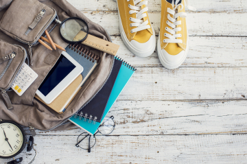 Schulsachen in einem Rucksack
