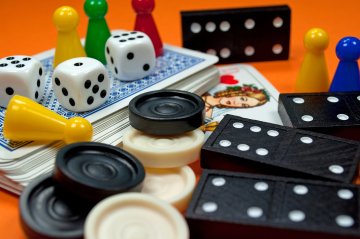 Würfel, Dominosteine, Spielkarten, Mühlesteine und Mensch-ärgere-dich-nicht-Spielfiguren.
