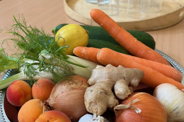 Gemüseplatte mit verschiedenen sommerlichen Sorten an Obst und Gemüse