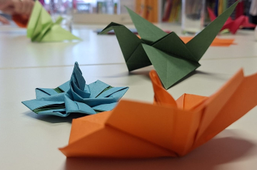 Papier gefaltet zu Figuren
