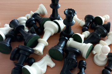 Schachfiguren durcheinander liegend