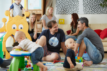 Eine Gruppe mit Familien und Kindern