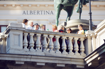 Eine Gruppe von Menschen steht vor der Albertina bei einem Ausflug