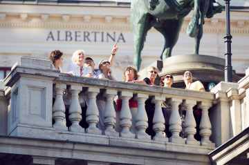 Ausflugsgruppe vor der Albertina