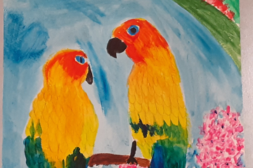 2 mit Acrylfarben gemalte, farbenprächtige Papageie sitzen auf einem Ast, im Hintergrund blauer Himmel und Blüten