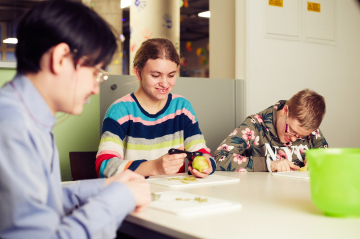 drei Teenager basteln und kochen gemeinsam 