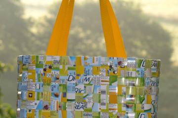 Tasche aus geflochtenem Papier mit gelben Griff
