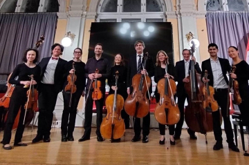 Die Wiener Kunstkommission mit ihren Musiker*innen und Streichinstumenten